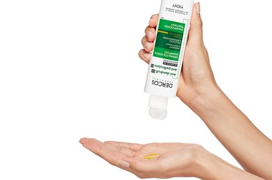 Dercos anti-dandruff in use